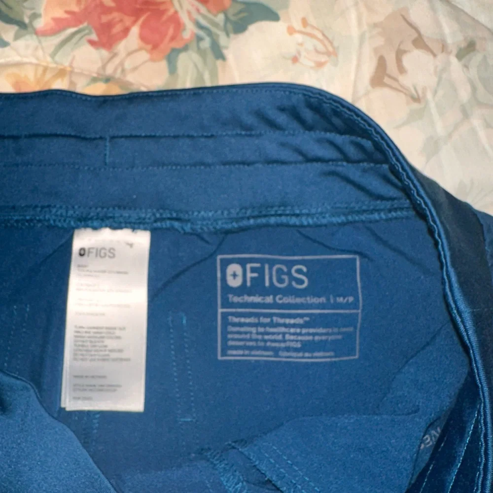 Figs Navy Scrub Ensemble - Picture 5 of 9